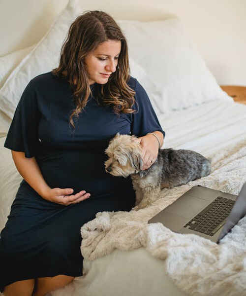 Best-Side-Hustles-For-Pregnant-Women-Pet-Sitting